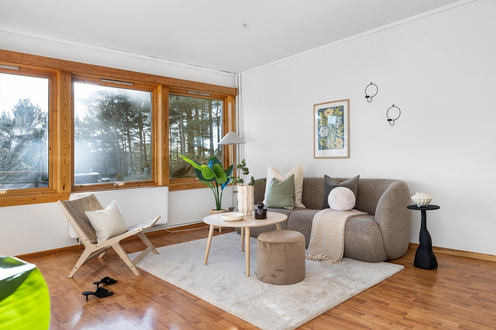 Flott lysinnslipp fra store vinduer. Galleribilde