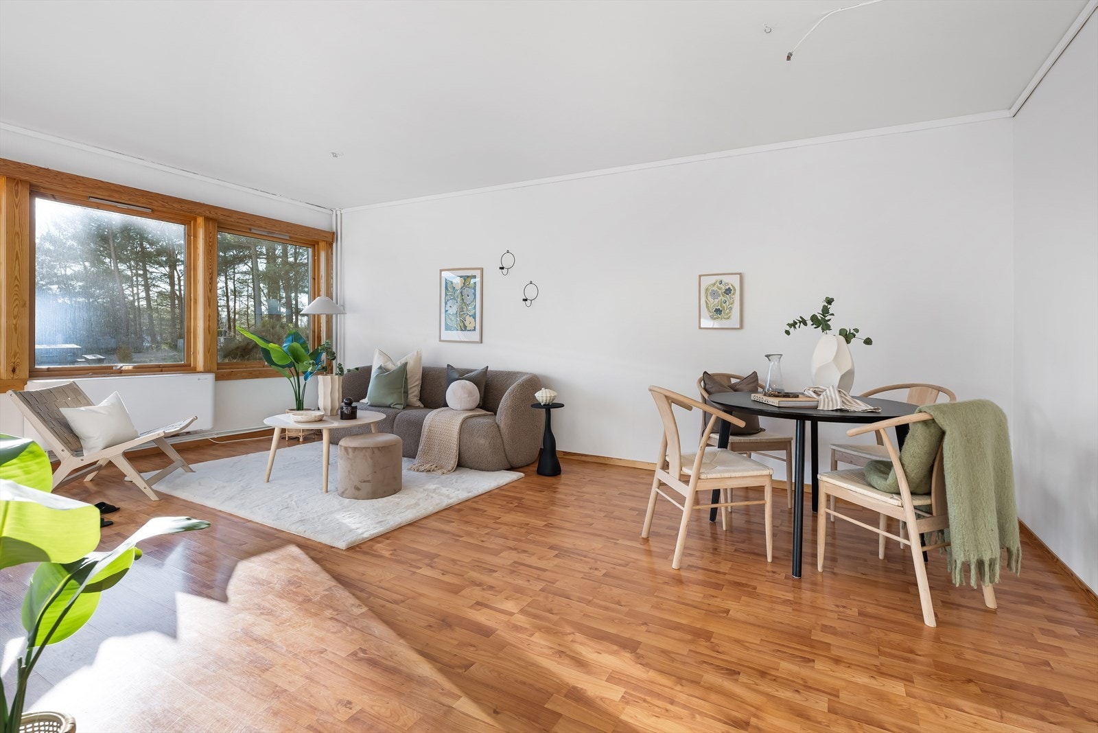 Stuen er lys og fin med god plass for stor sittegruppe så vel som spisebord. Galleribilde