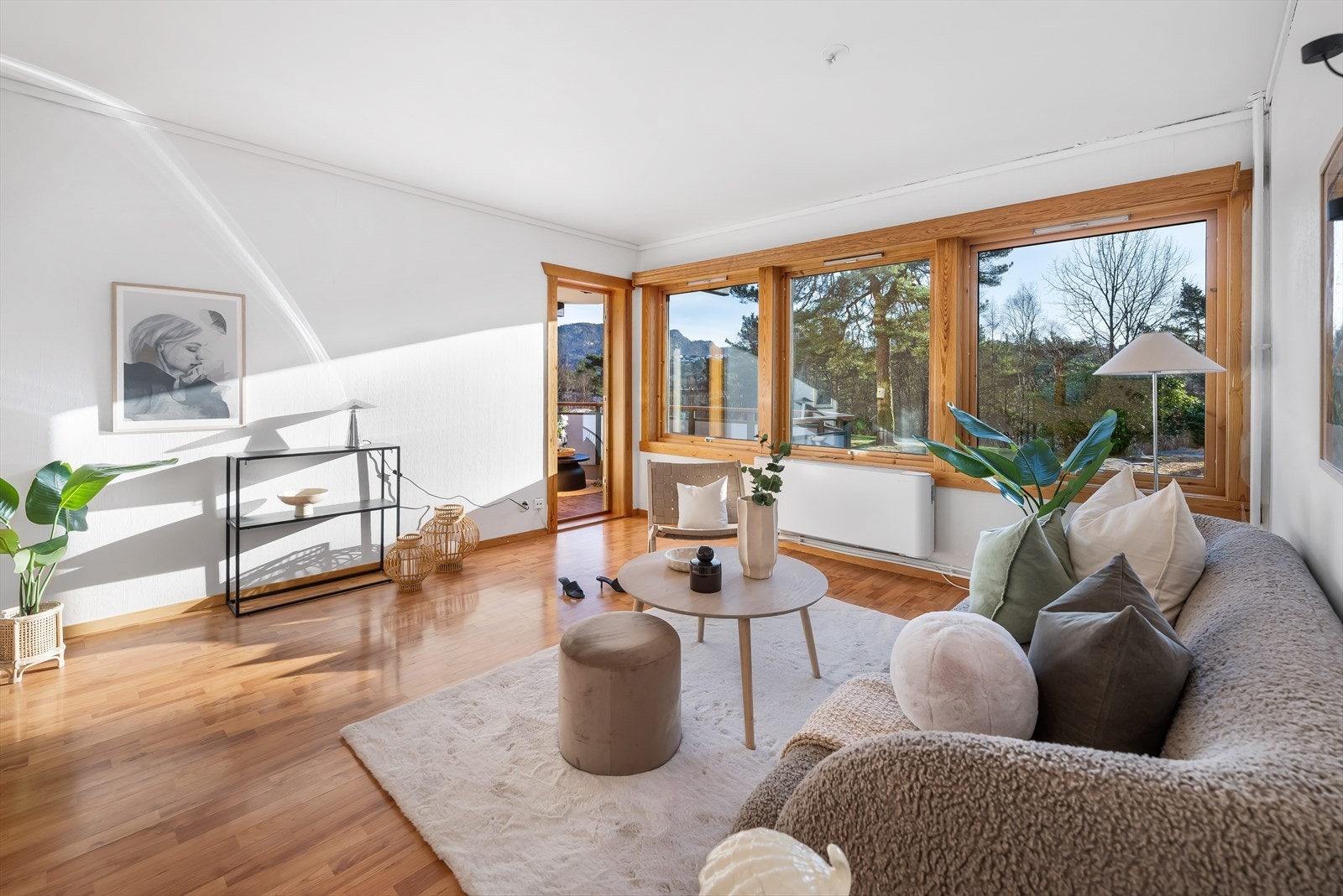 Fra stuen er det direkte utgang til egen altan med fine solforhold på dagtid. Galleribilde