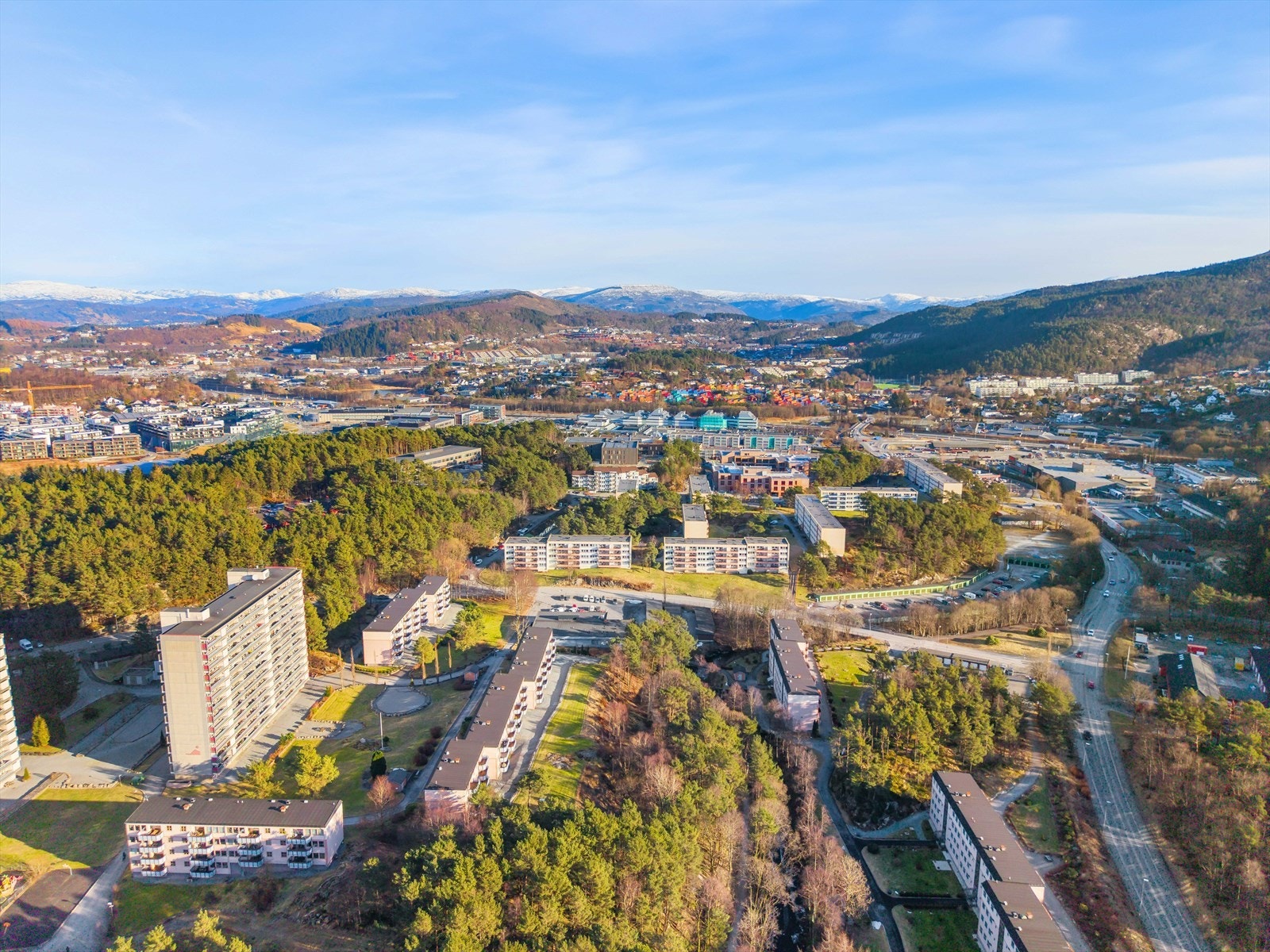 Det er også gangavstand til skole, barnehager, Åsane terminal og ikke minst Åsane Senter med et vel av butikker. Galleribilde
