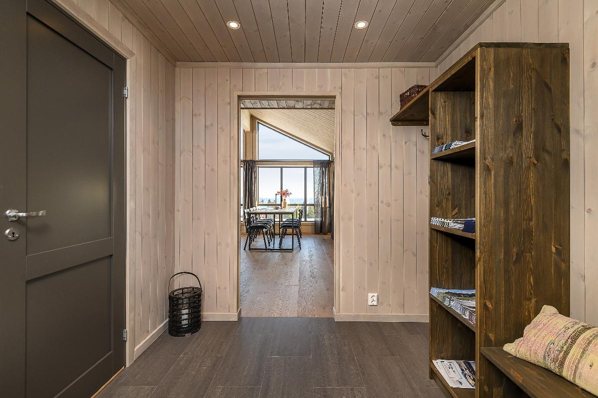 30x60 fliser i hall og gråmalte innerdører Galleribilde