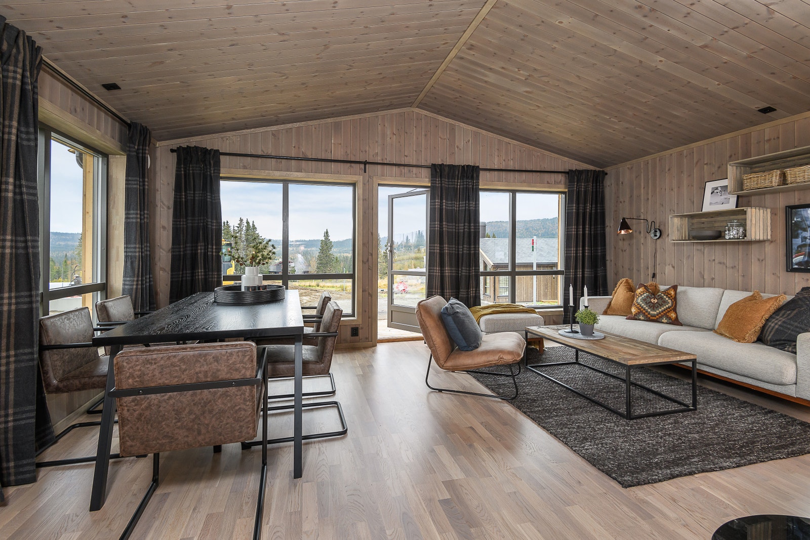 Stue har saksetak. Tak og vegger beiset i fargen Skigardsgrå Galleribilde