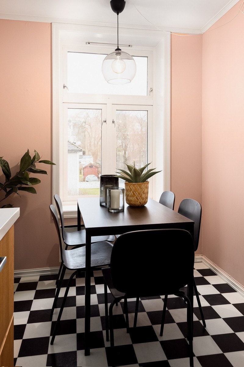 Kjøkken med spiseplass og integrerte hvitevarer Galleribilde