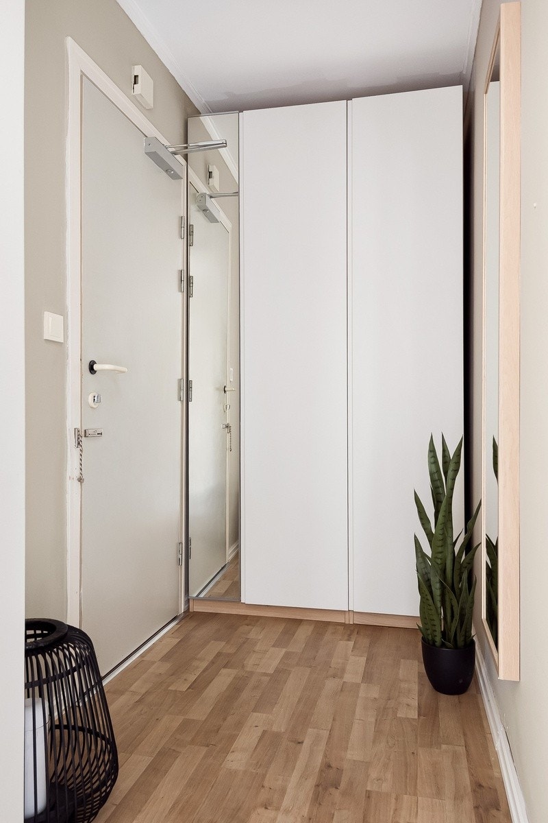 Romslig gang for oppheng og skoskap Galleribilde