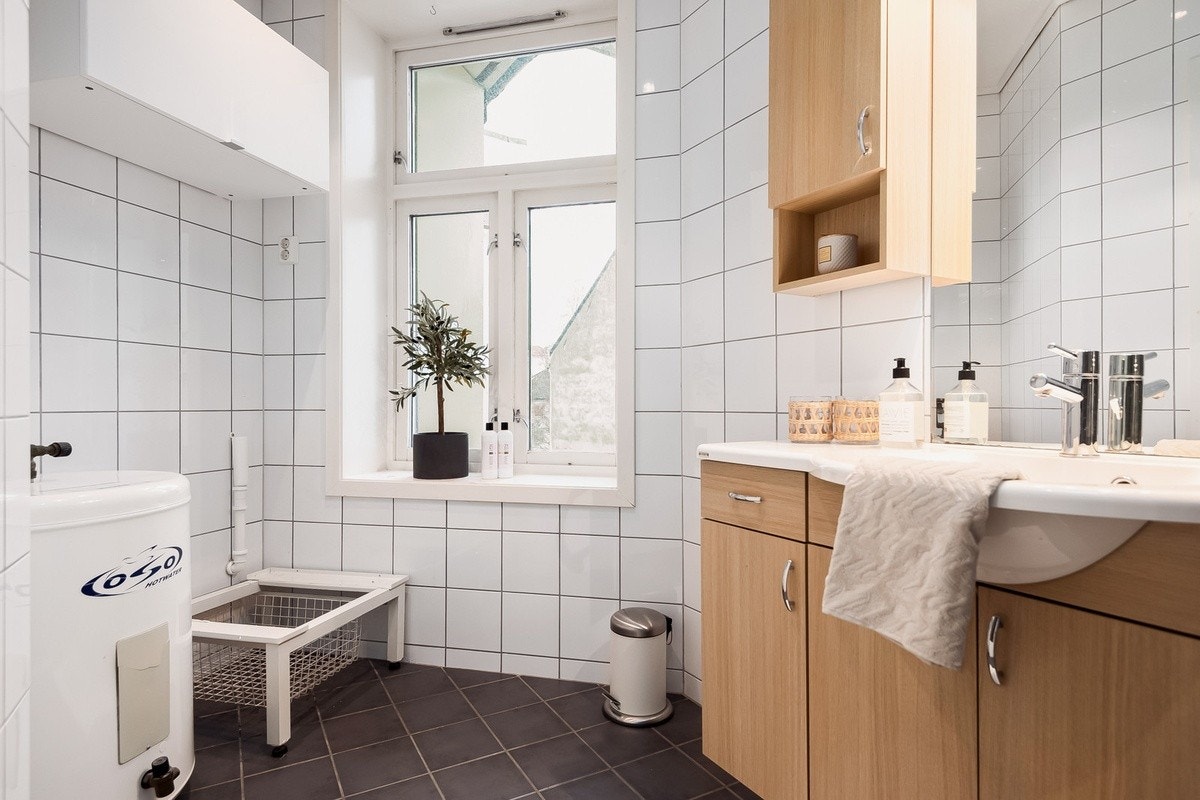 Separat toalett - og baderom inkl. ny vaske - og tørkemaskin. Galleribilde