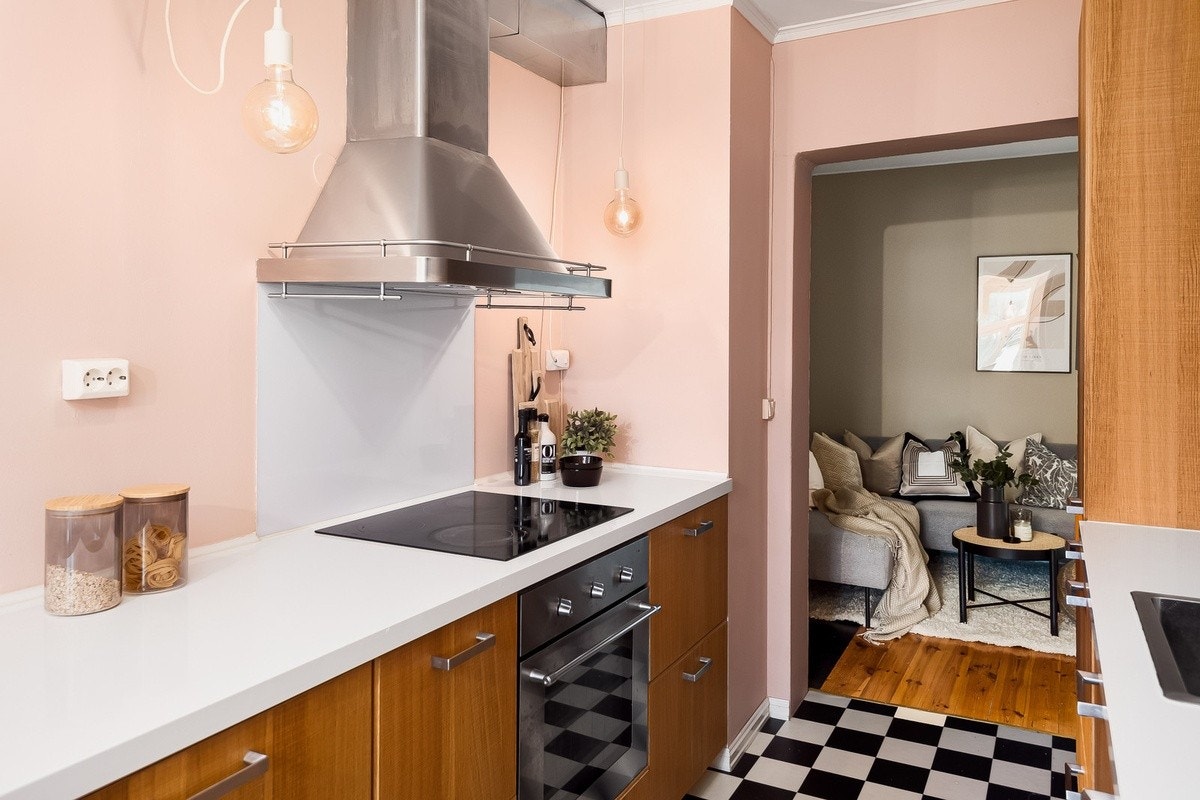 Kjøkken med spiseplass og integrerte hvitevarer Galleribilde