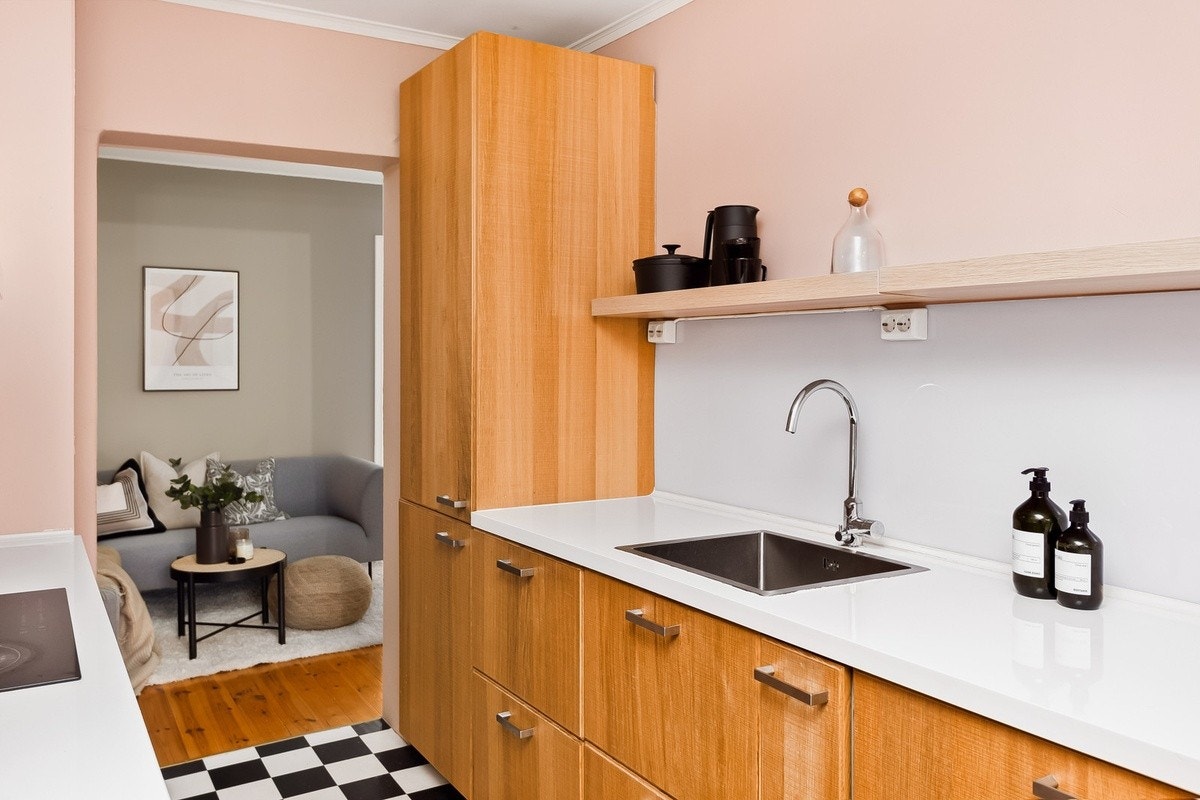 Kjøkken med spiseplass og integrerte hvitevarer Galleribilde