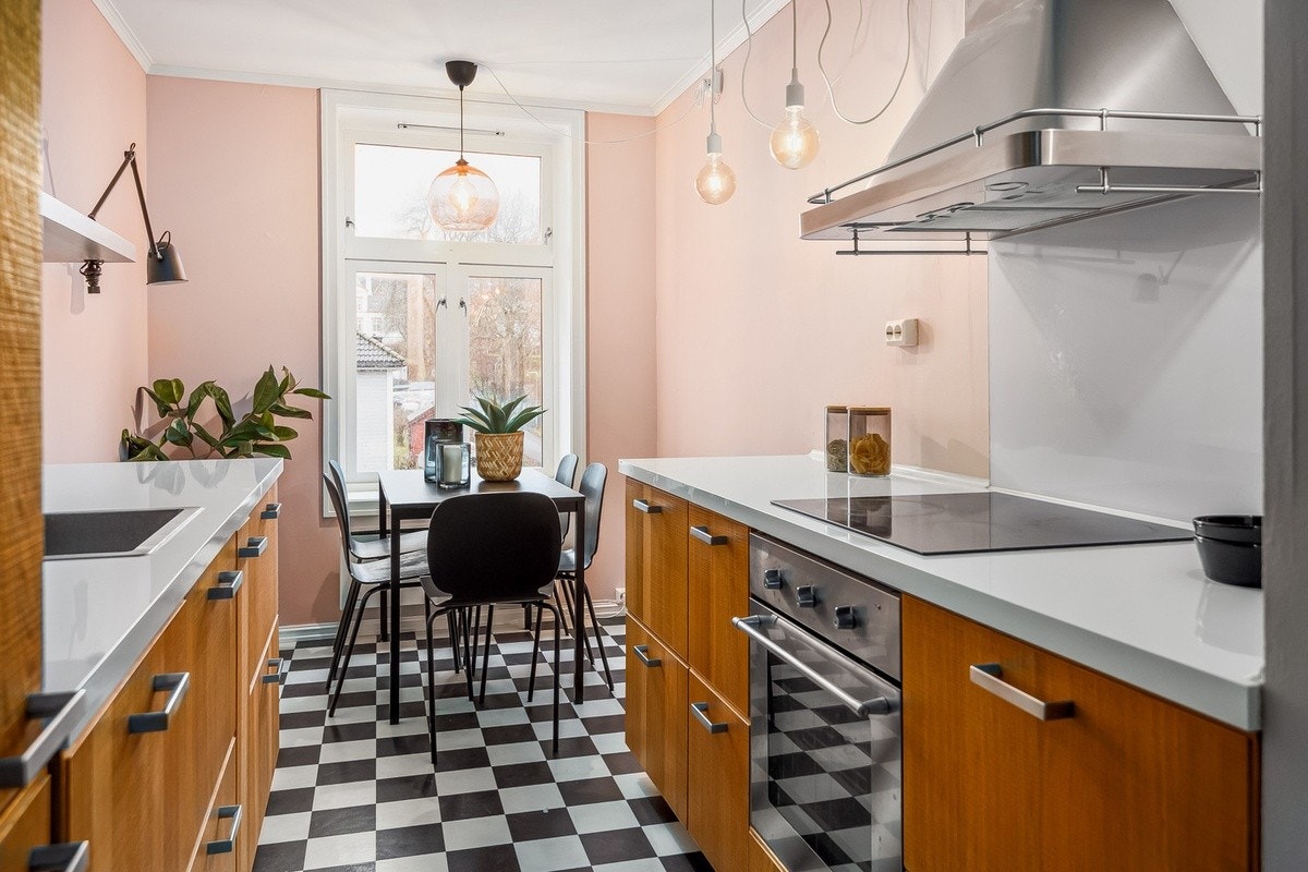 Kjøkken med spiseplass og integrerte hvitevarer Galleribilde