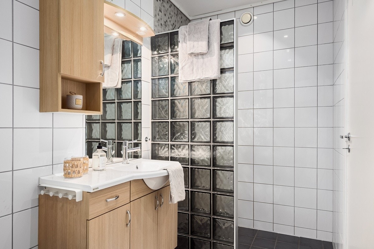 Separat toalett - og baderom inkl. ny vaske - og tørkemaskin. Galleribilde