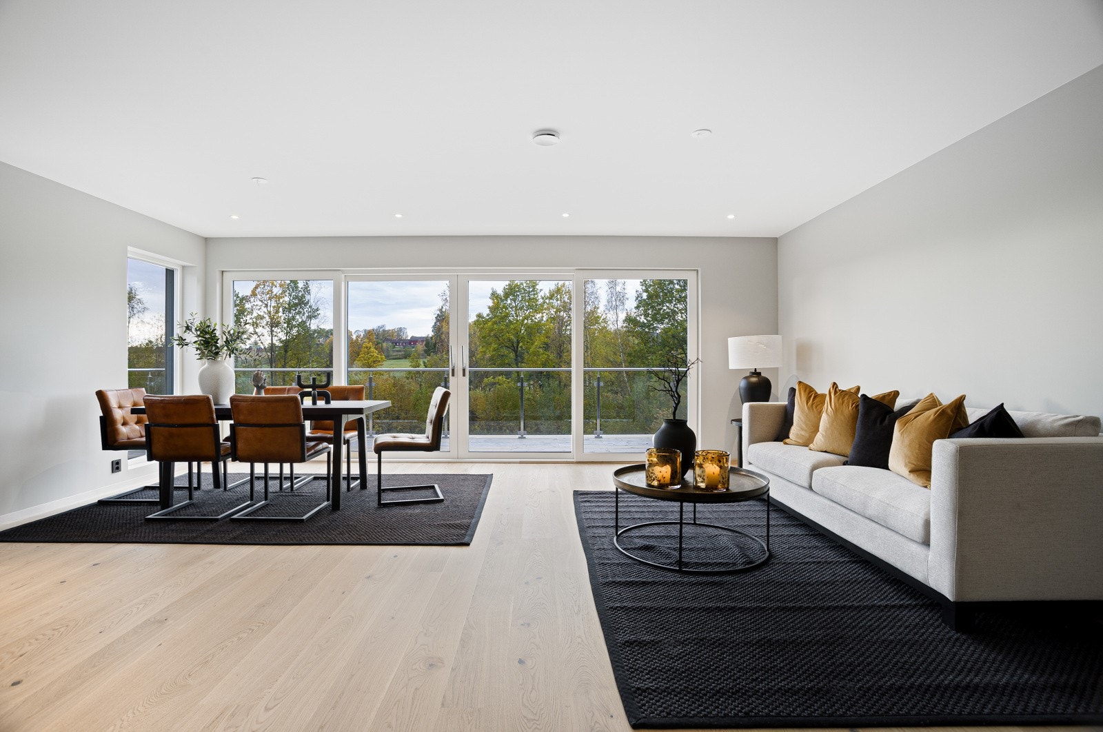 Romslig stue i hovedplan med god plass til møblering. Galleribilde