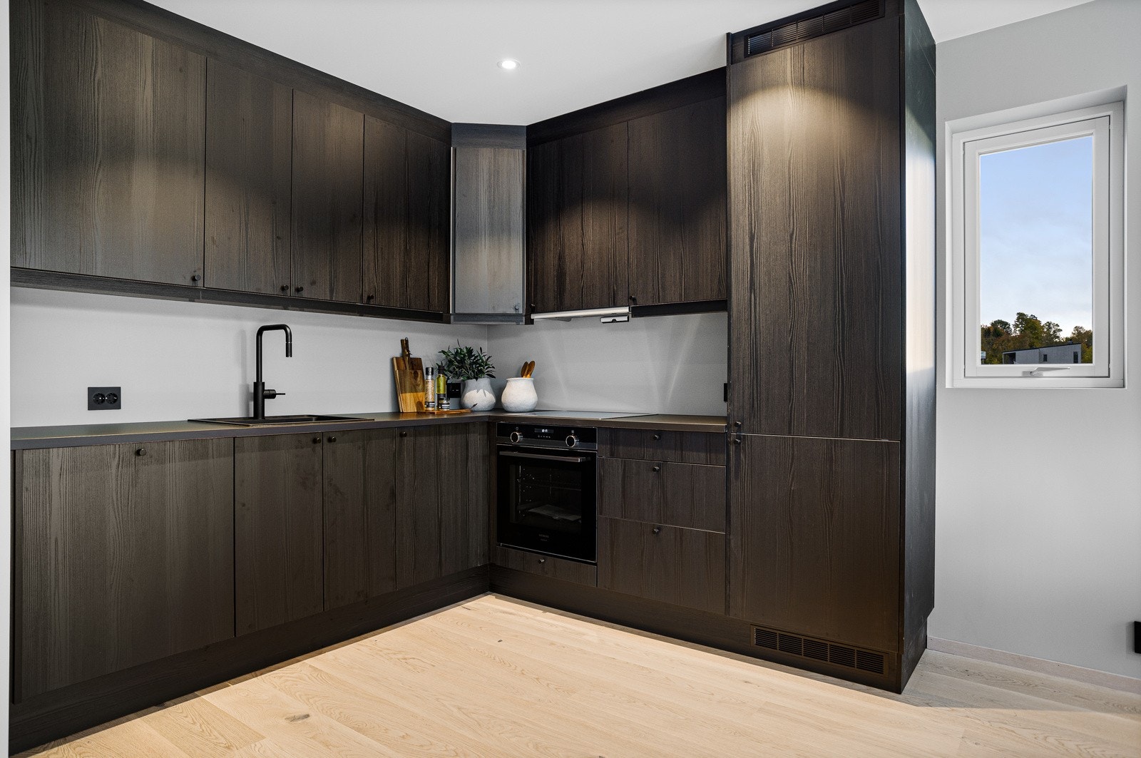 Kjøkkenet er fra Systemkjøkken. Her finner man integrerte hvitevarer. Galleribilde