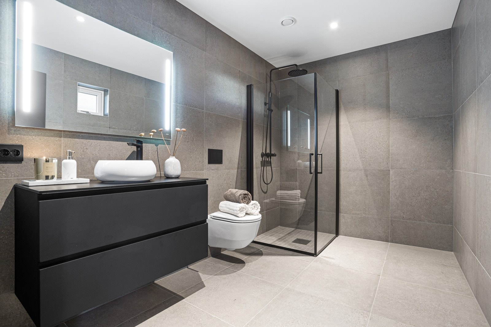 Delikate bad med tidsriktige fliser og farger på interiøret. Galleribilde