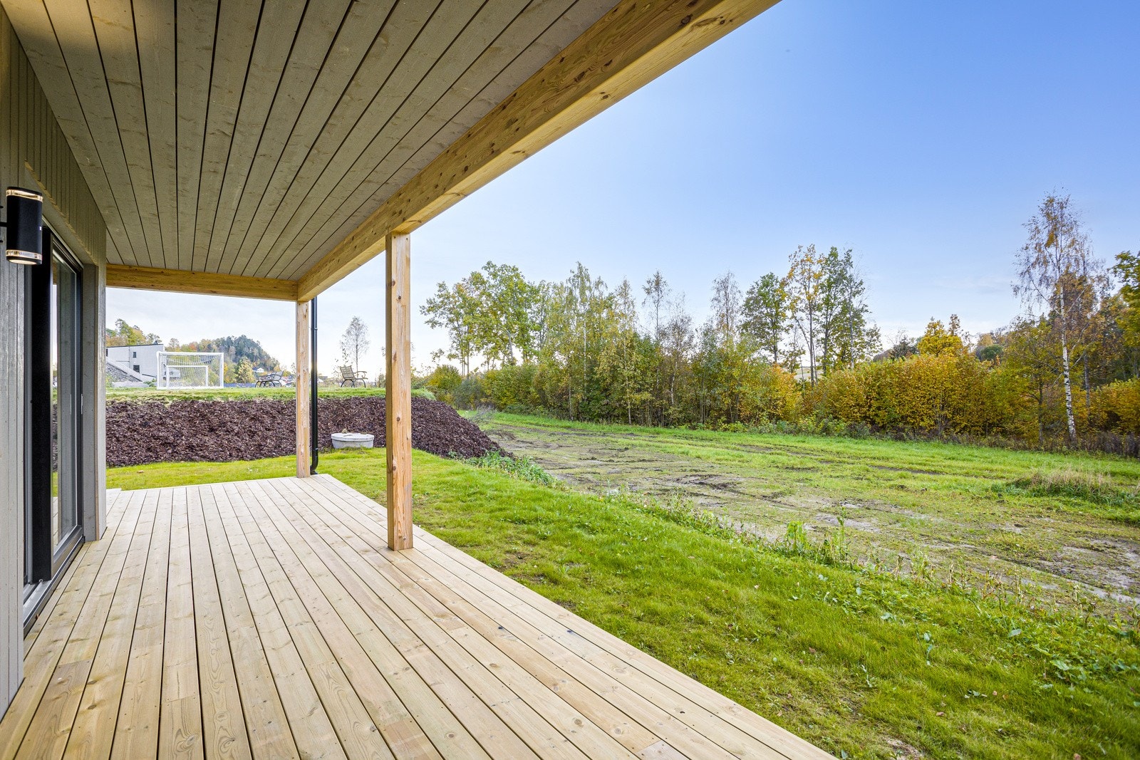 Fra underetasjen er det også markterrasse og adkomst ut mot hage. Galleribilde