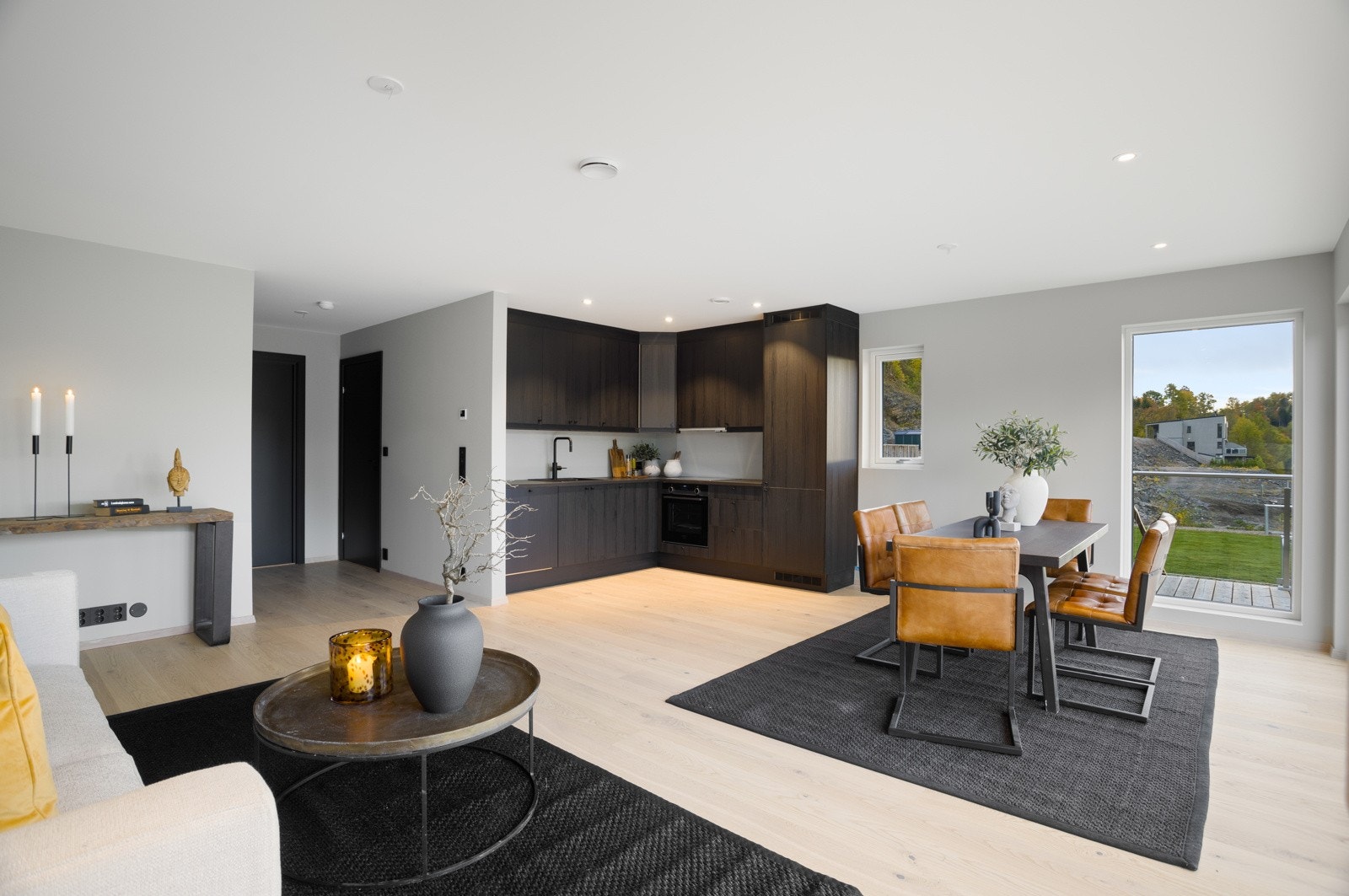 Kjøkkenet er i åpen løsning mot stuen, noe som gjør rommet til et populært allrom når man har folk i huset. Galleribilde