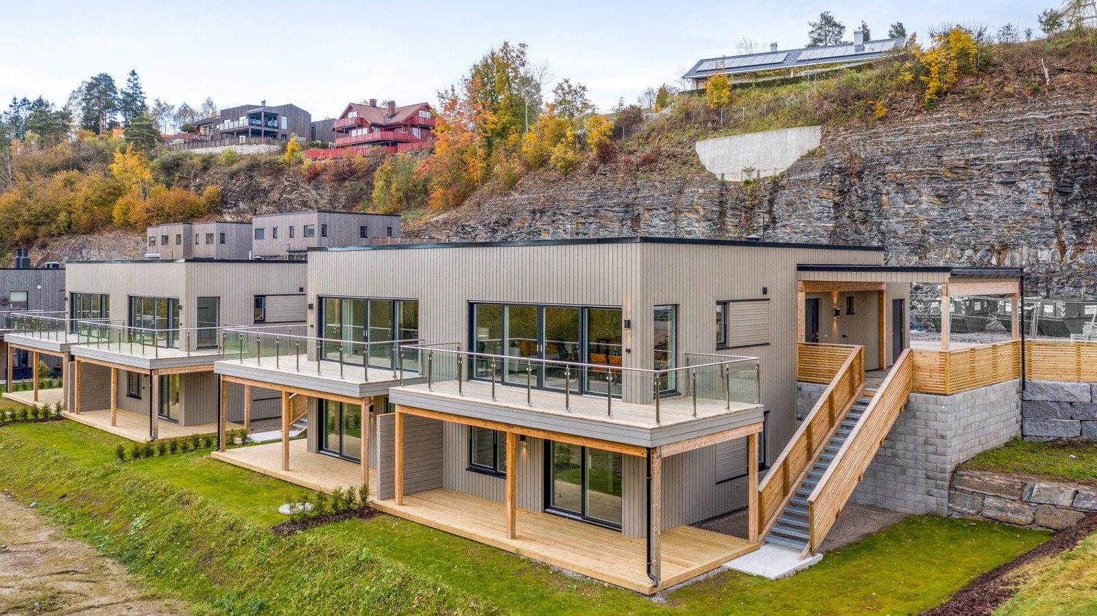 Boliger ligger i et nyere boligfelt. Her er det flotte solforhold, utgang til hage og romslig terrasse. Galleribilde