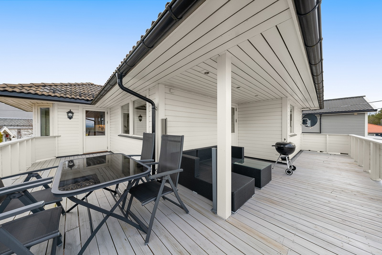 Stor, solrik terrasse med utgang fra stue og kjøkken Galleribilde