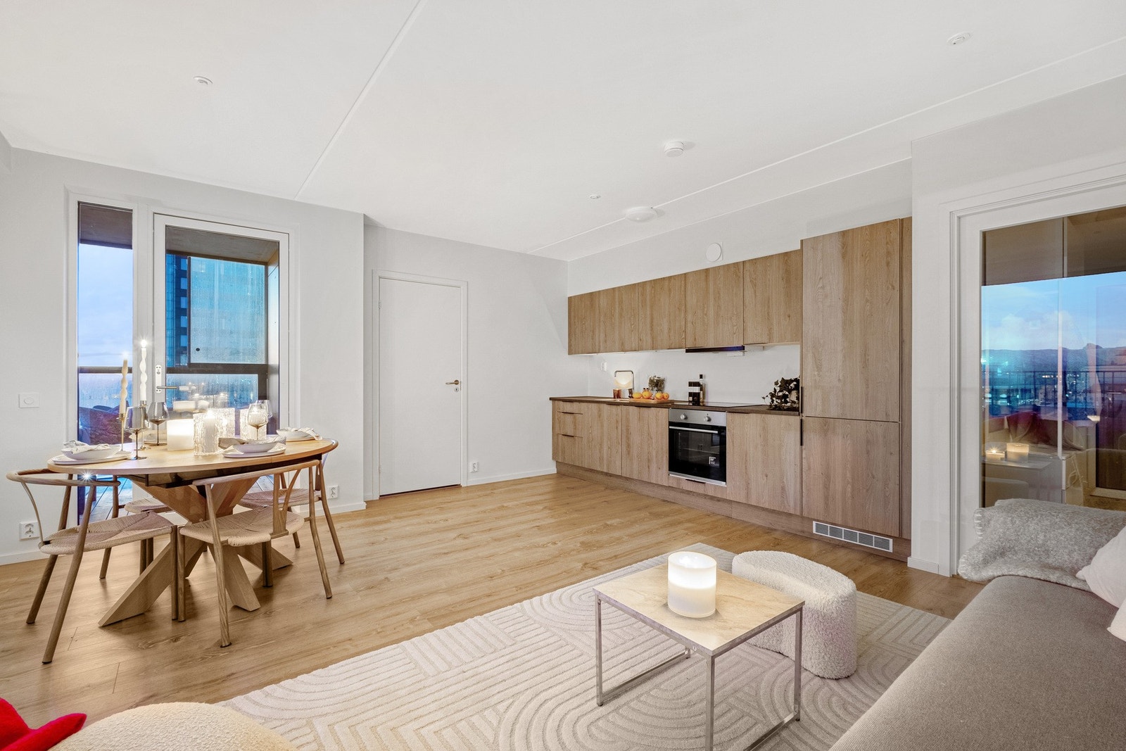 Åpen kjøkkenløsning og store vindusflater - god takhøyde. Galleribilde