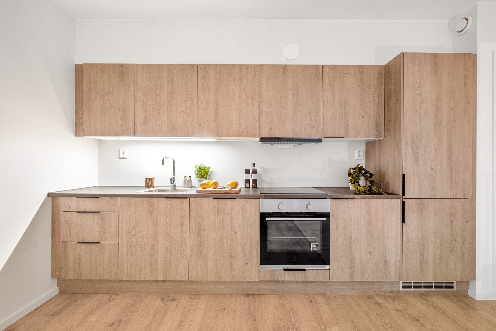 Kjøkken med integrerte hvitevarer. Galleribilde