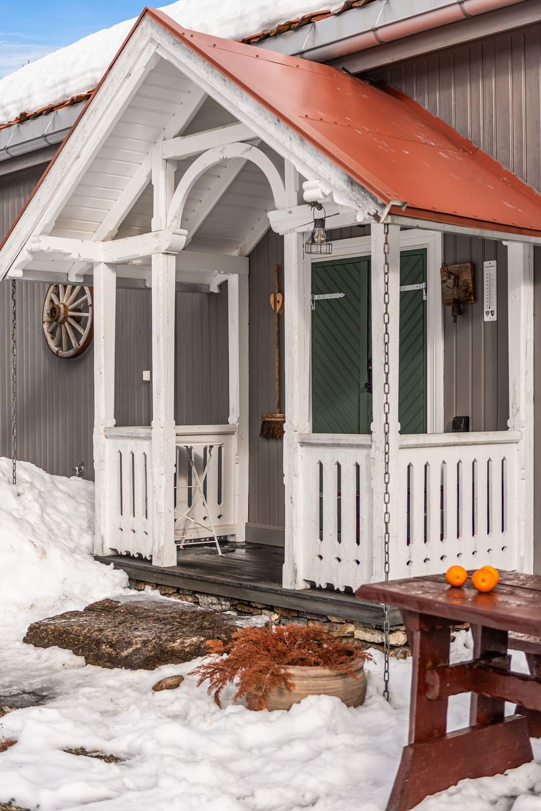 Praktisk overbygg over inngangsdør. Galleribilde