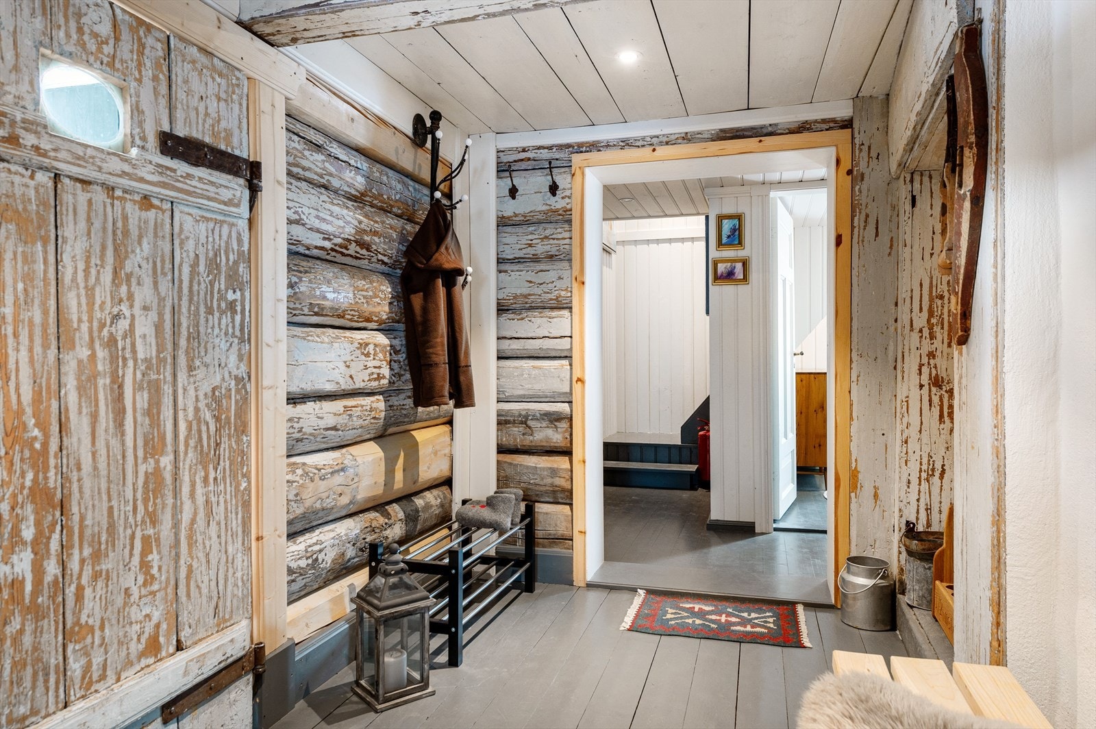 Gang med flotte eldre detaljer. Galleribilde