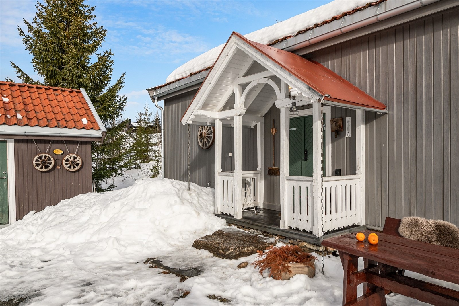 Fin uteplass ved inngangspartiet med flott utsikt mot Ringsjøen. Galleribilde