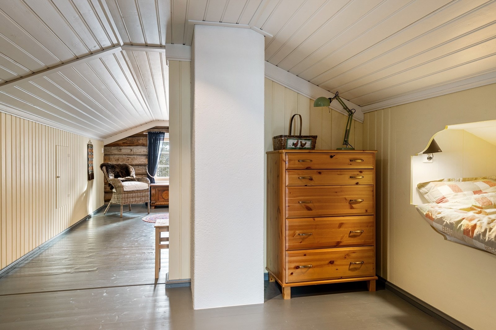 Fin utnyttelse av plass med sovealkove på begge sider i rom foran hovedsoverommet. Galleribilde