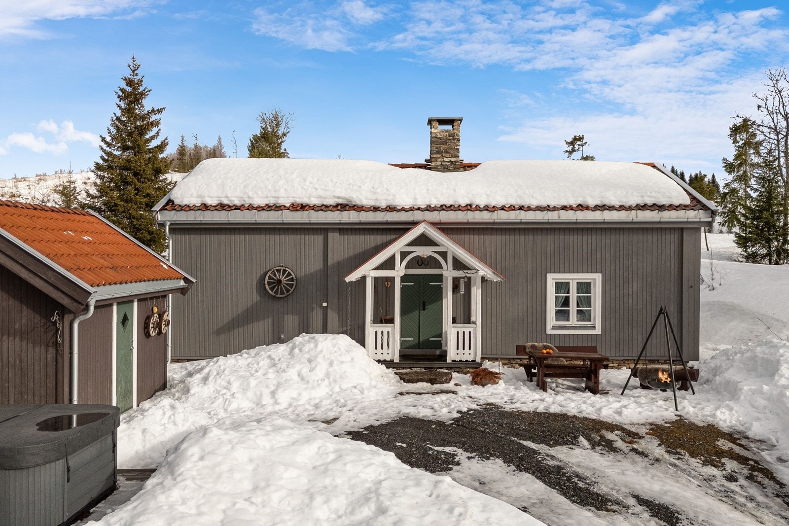 Fint tun med hytte og uthus. Galleribilde