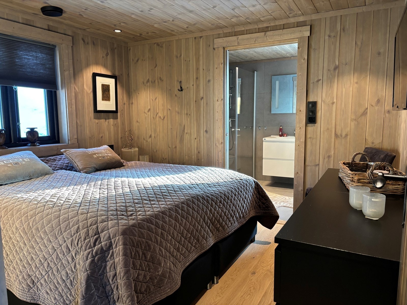 Hovedsoverom med tilhørende bad. Galleribilde