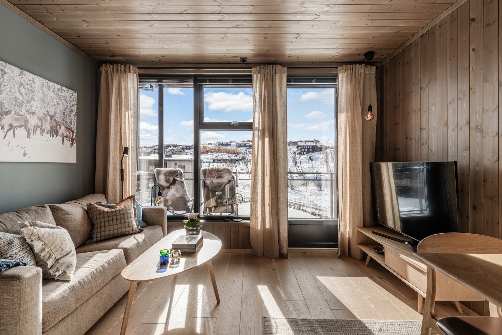 Selger har innredet med sovesofa som kan slås ut til romslig seng. Galleribilde