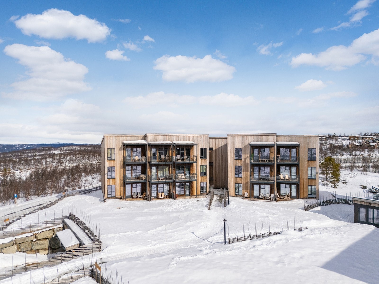 Mange private fellesutendørs parkeringsplasser tilhørende sameiet. Galleribilde