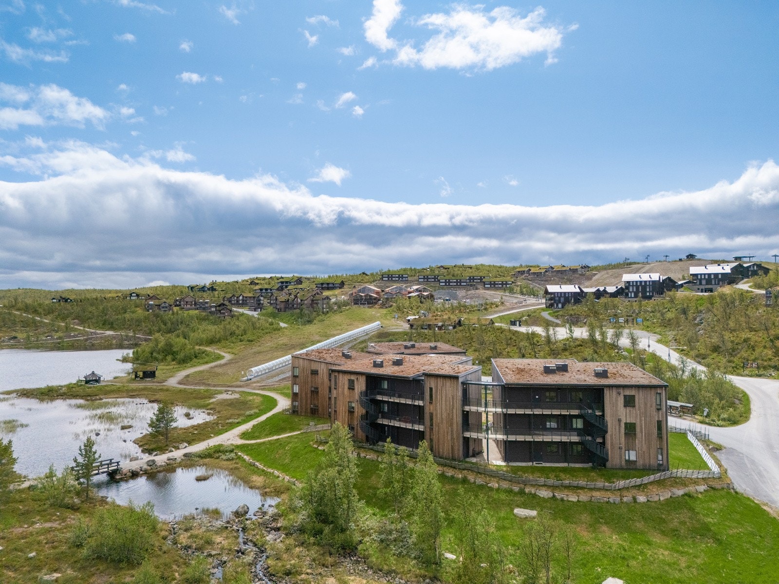 Stavisetten beliggende i nydelig omgivelser. Idylliske Geilotjødnet rett utenfor døren. Galleribilde