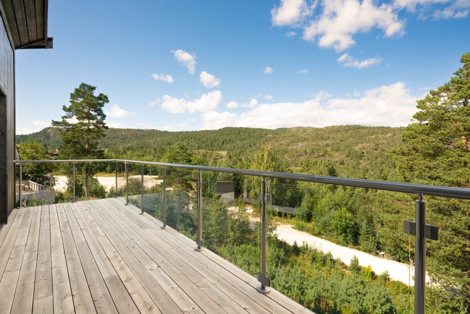 Verandaen har fine utsiktsforhold til nærområdet og den vakre naturen. Galleribilde