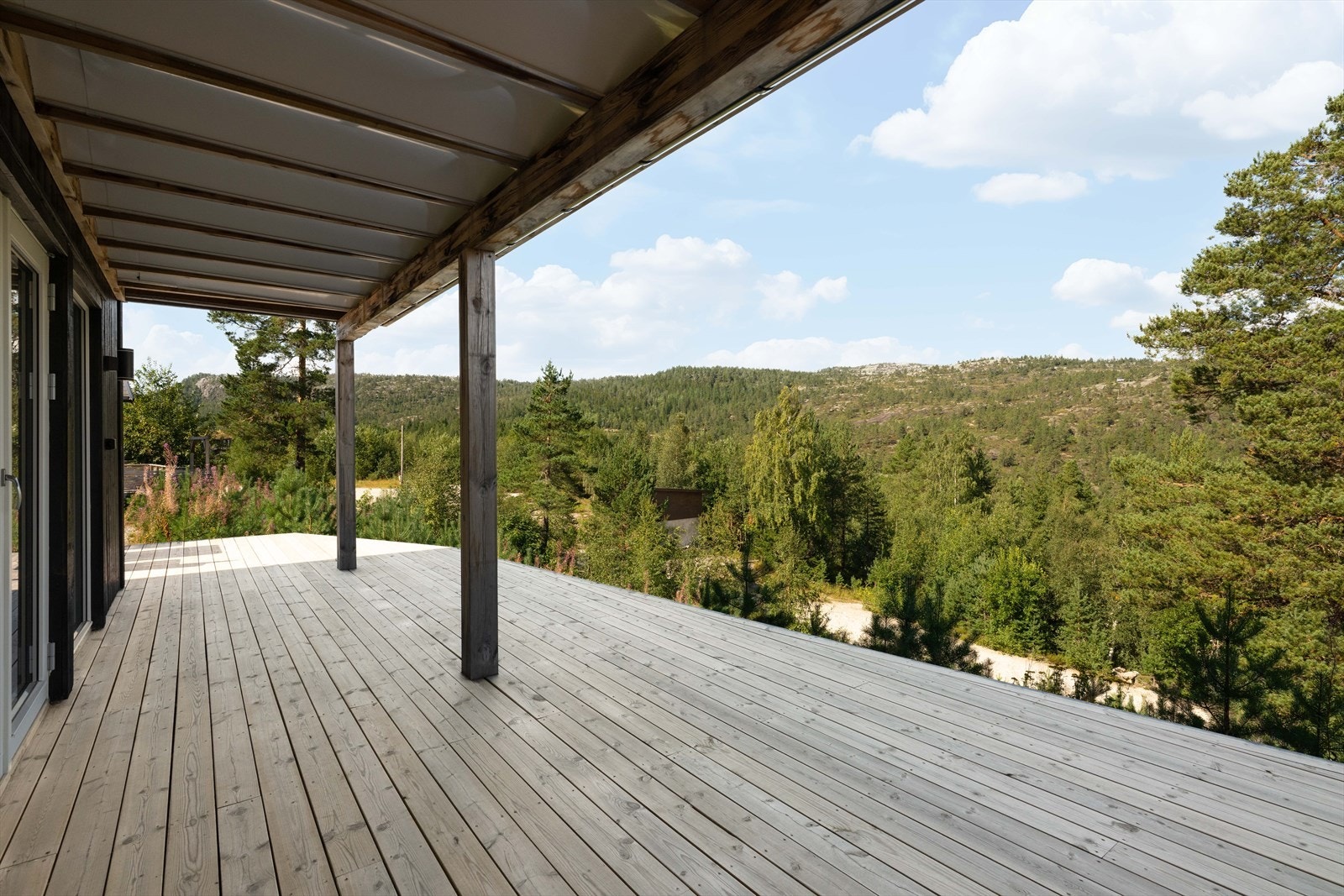 Terrasse ut fra stue er på 45 kvm hvor deler har takoverbygg i form av overliggende veranda. Galleribilde