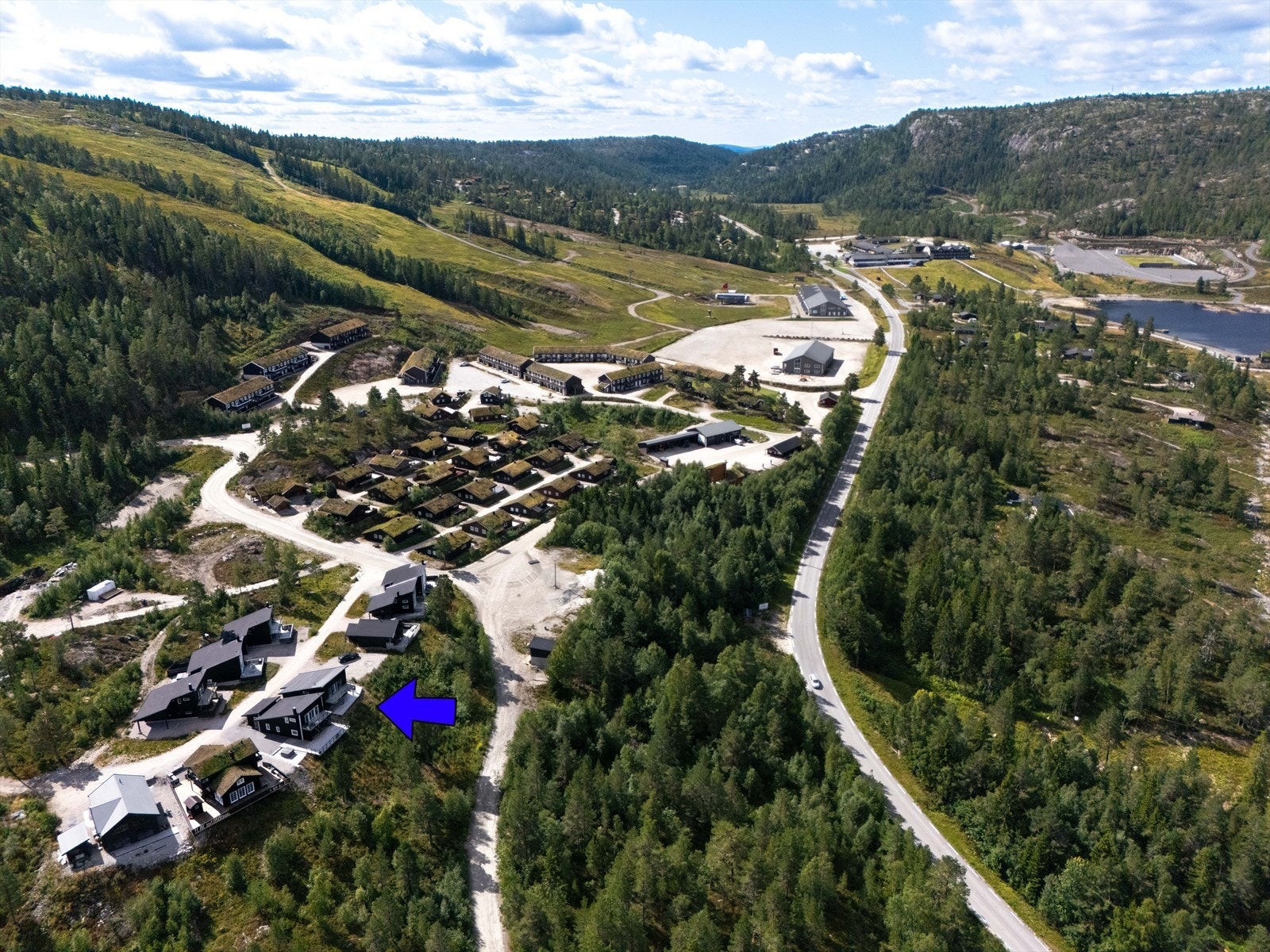 Tunringen 10 ligger fint og solfylt til på Gautefall med gangavstand til skibakken, vakre turområder, ski lodge, aktivitetsbakken og afterski. Galleribilde