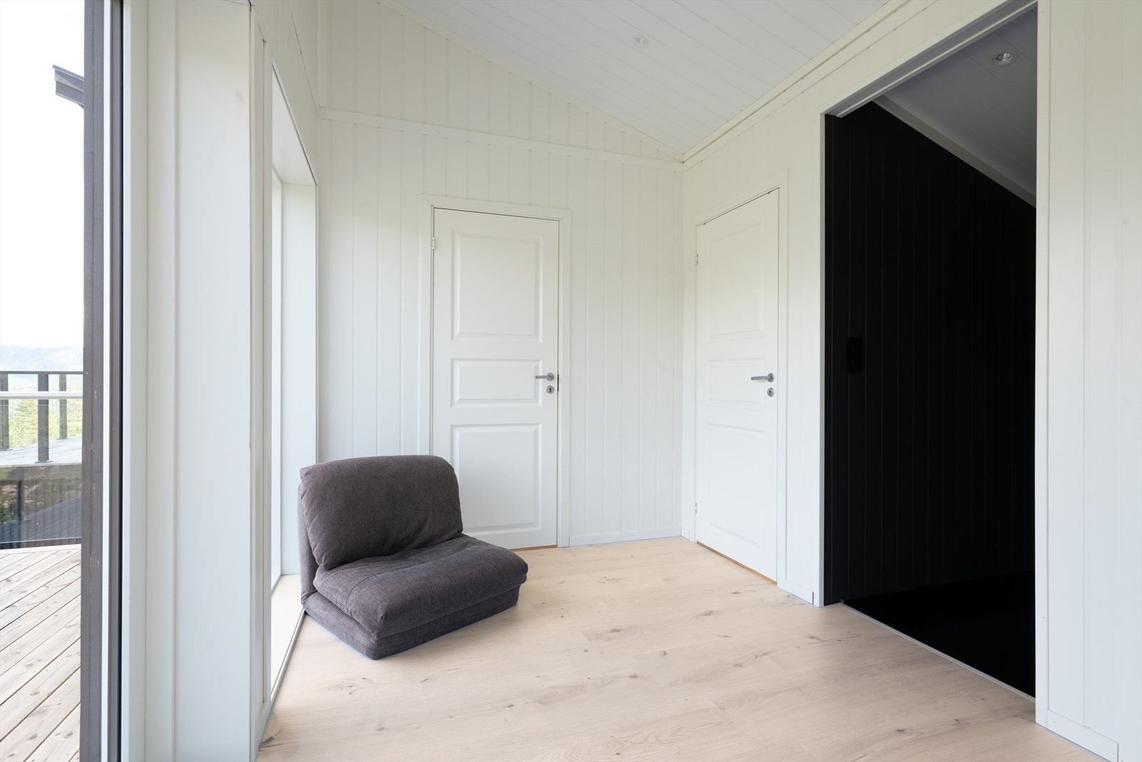 Her er det tilkomst ut til den hyggelige verandaen mot nordvest, og det er store vindusflater ut som gir fint lys inn. Galleribilde