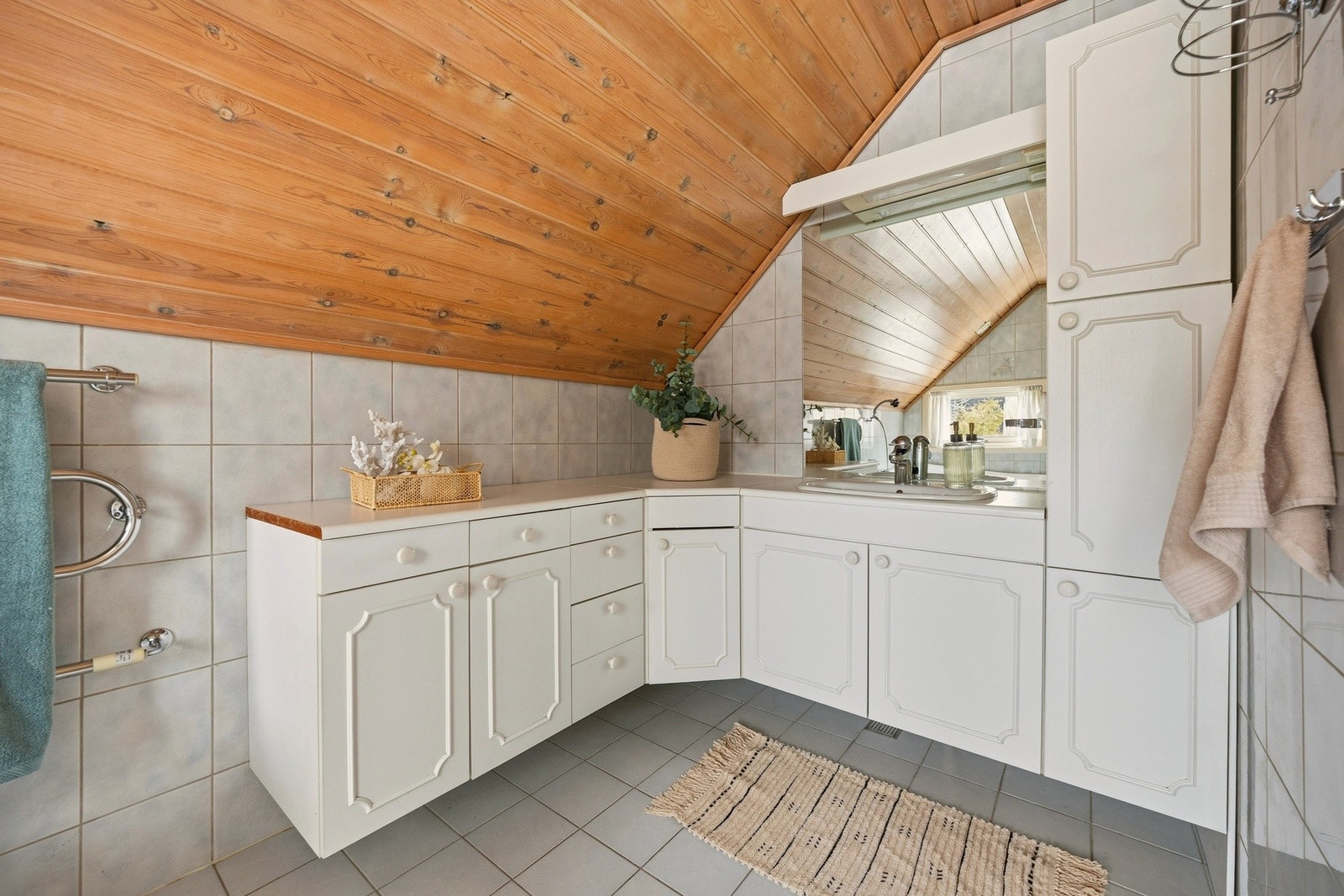 Badet har flislagte vegger og gulv med gulvvarme Galleribilde