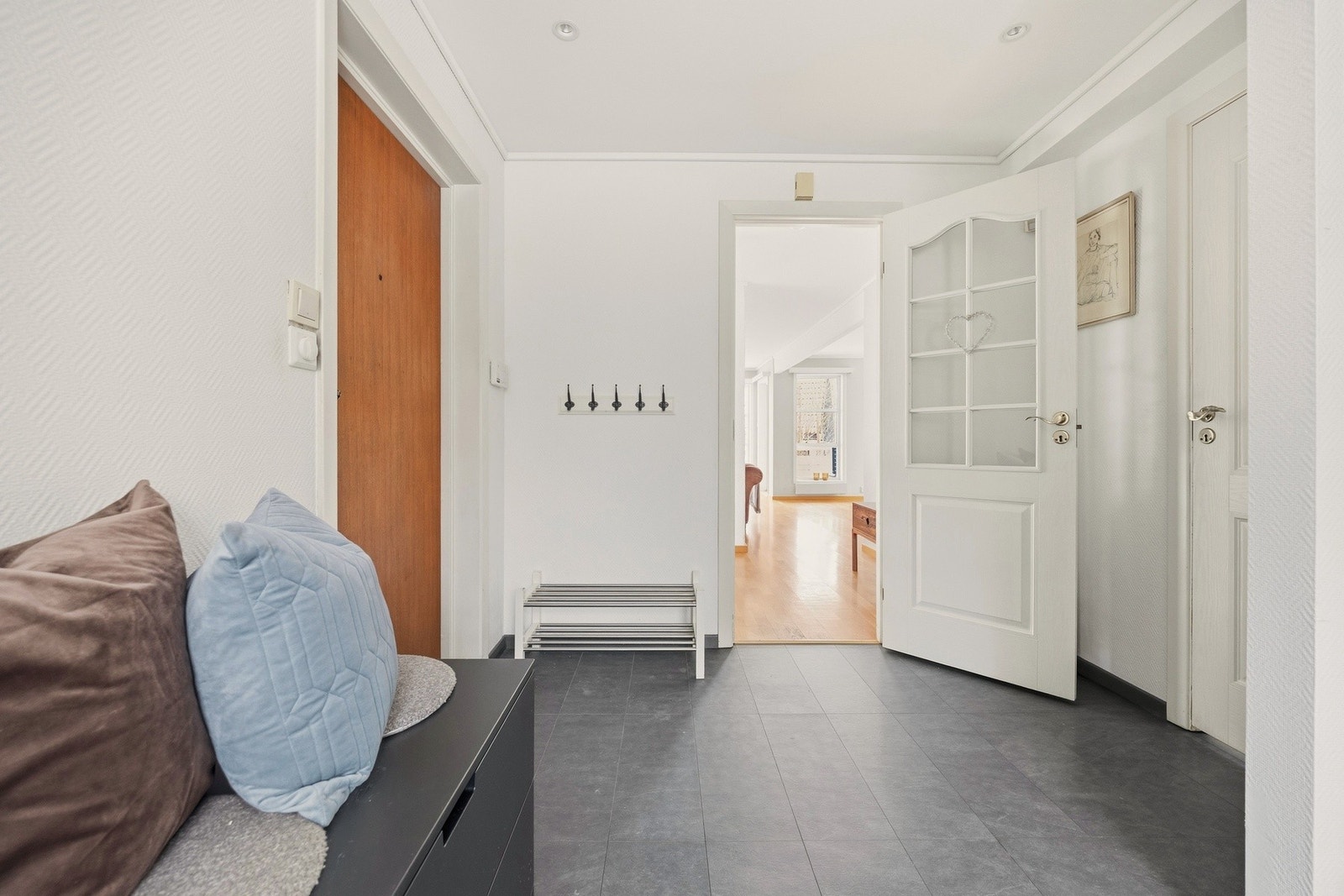 Boligen har en romslig entré som gir et svært godt førsteinntrykk og setter tonen for resten av hjemmet. Galleribilde