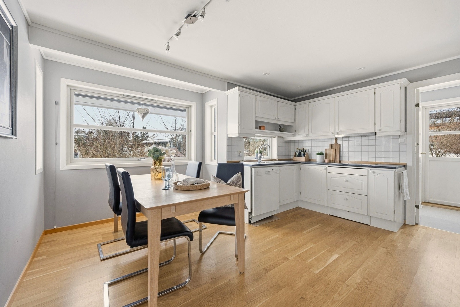 I tilknyttning til kjøkkenet er det god plass til å innrede med langbord eller annen ønsket spisegruppe Galleribilde