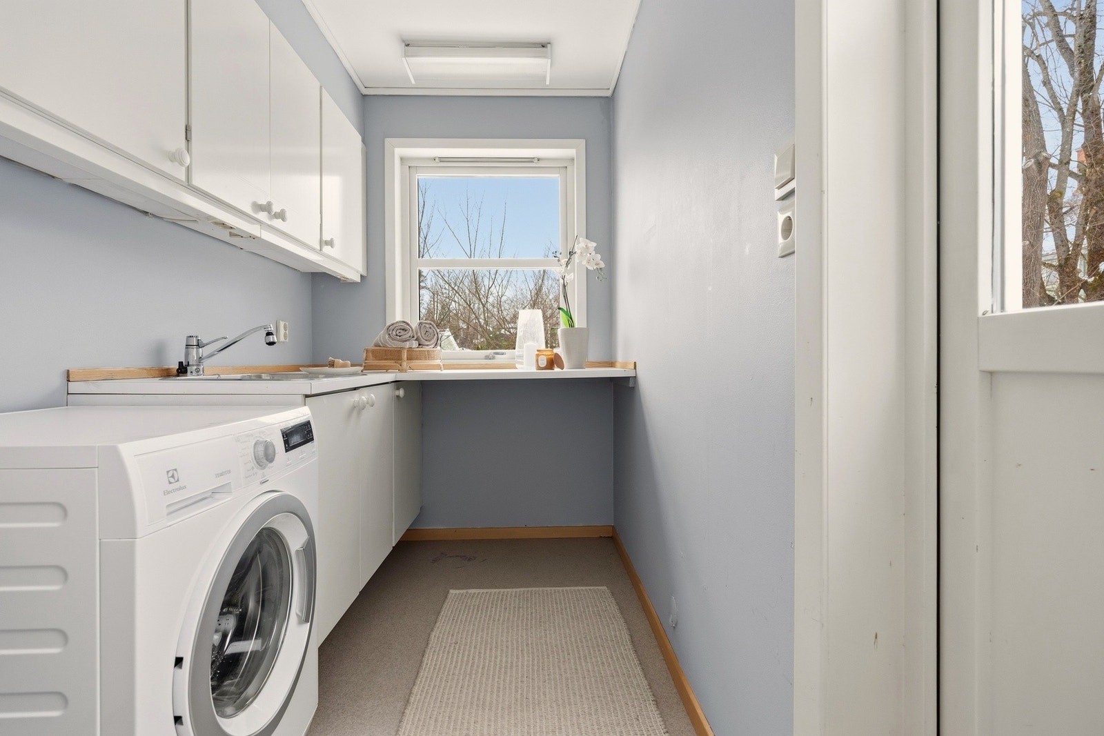 Fra kjøkkenet har du adkomst til et praktisk grovkjøkken/vaskerom. Galleribilde