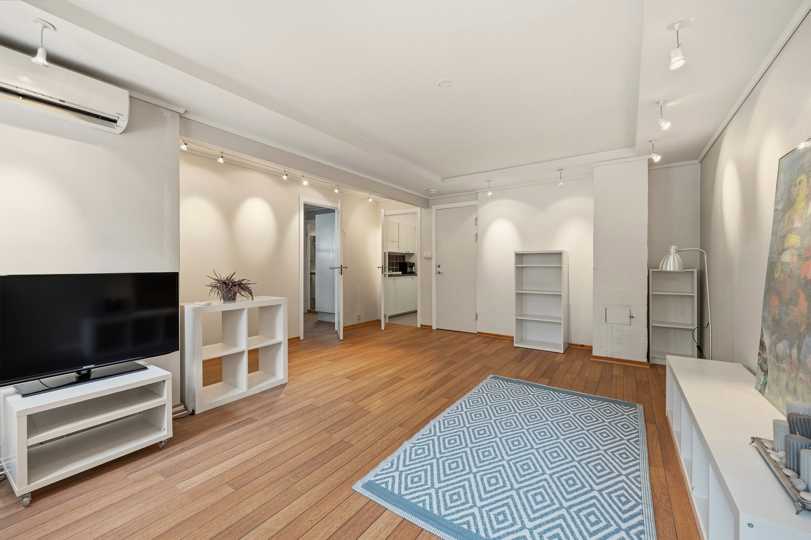 Her har du god plass til sofa, TV, bokhyller og det du måtte ønske Galleribilde