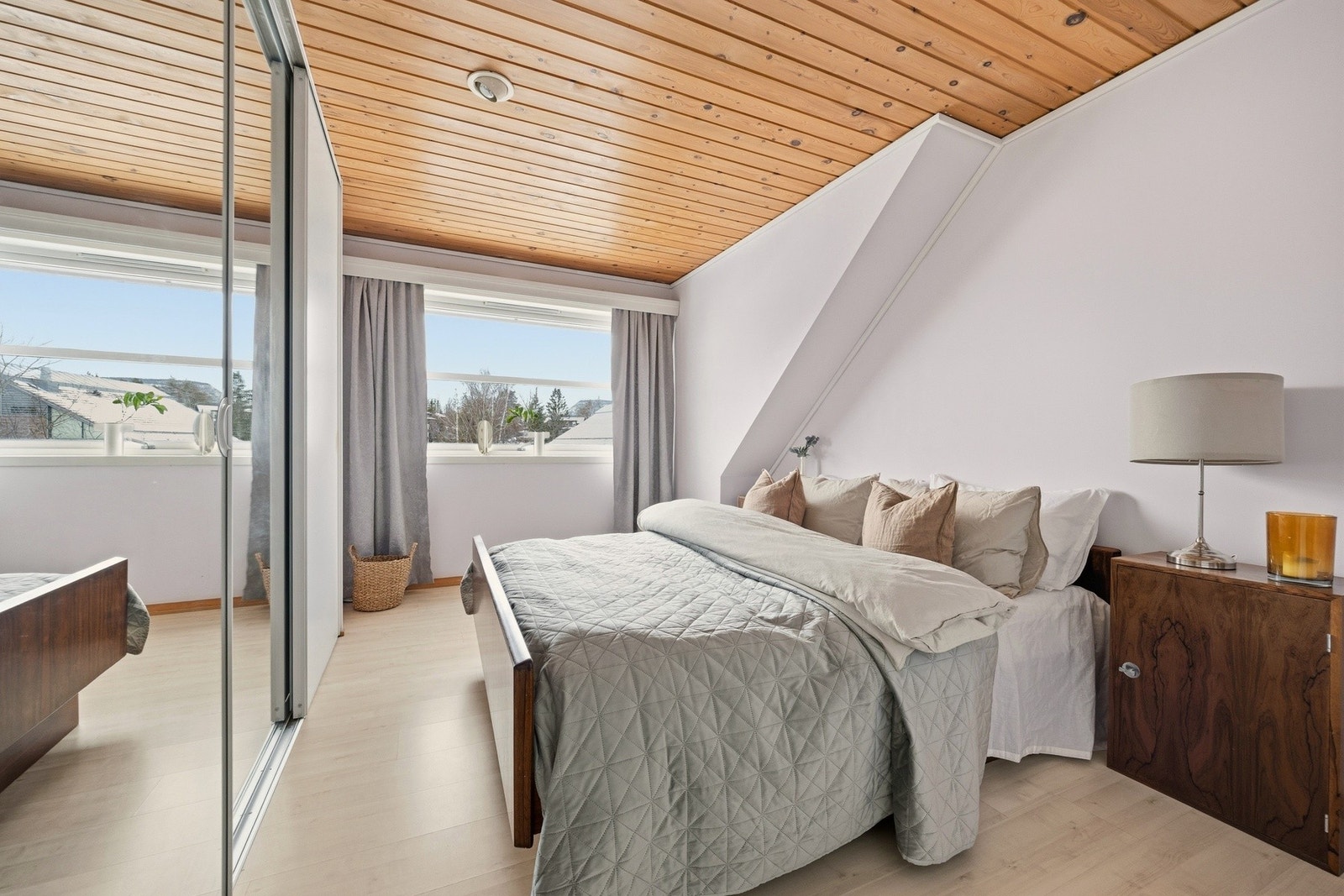 I boligens 2.etasje er det 3 soverom av god størrelse med plass til dobbelseng, nattbord, tilhørende møblement og stor plassbygd garderobeløsning. Galleribilde