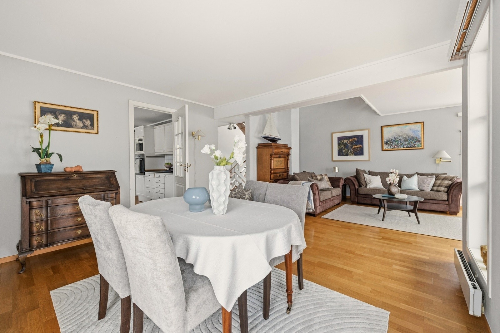 Her kan du nyte hyggelige familiemiddager i en varm og innbydende atmosfære. Galleribilde