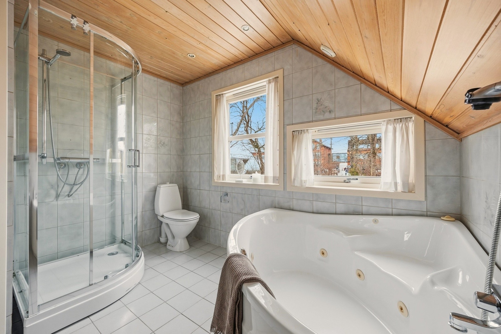 Badet i 2. etasje har boblebad, dusjkabinett, gulvstående toalett og servantskap Galleribilde