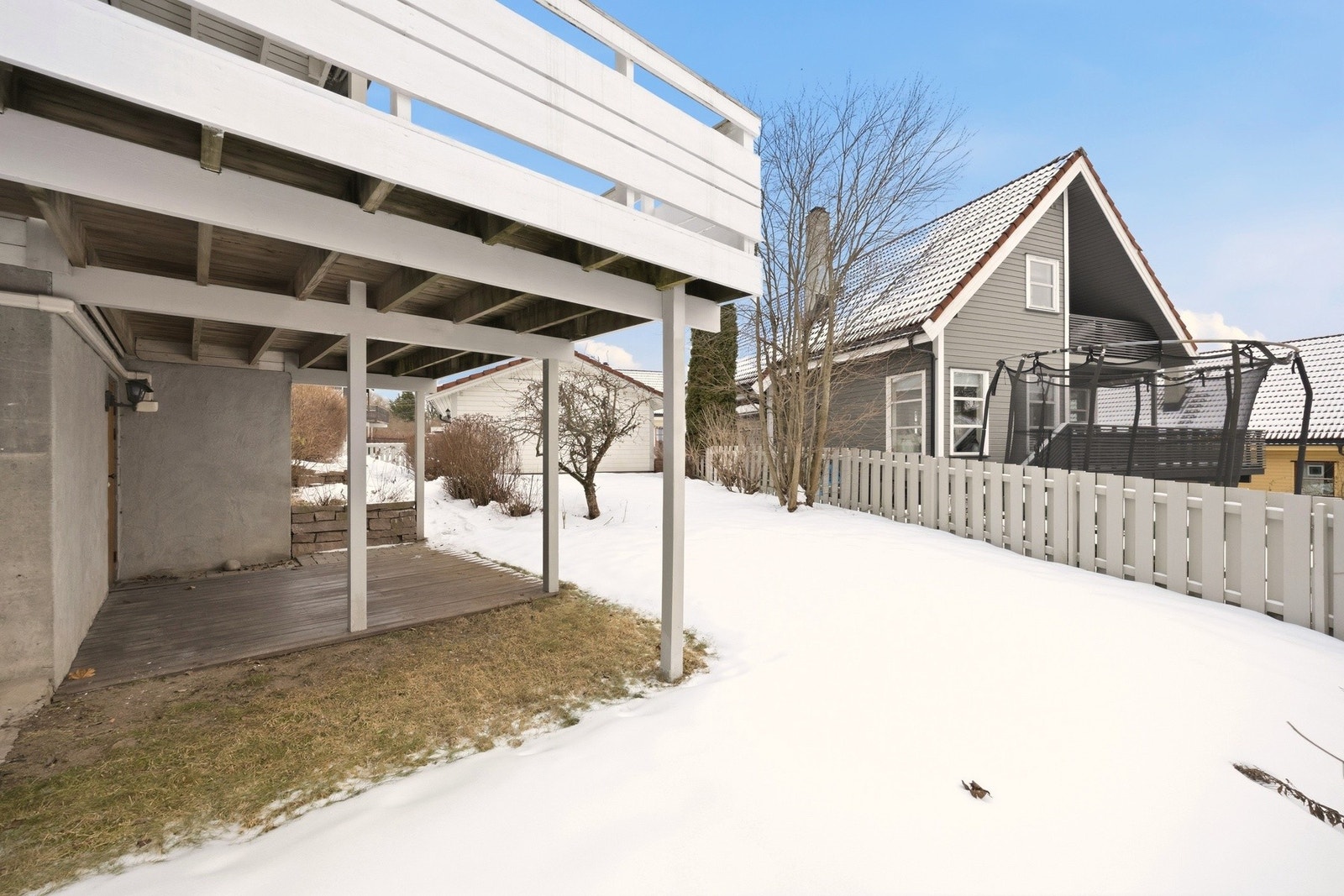 Egen inngang til utleie/hybelleilighet med egen terrasse utenfor. Galleribilde