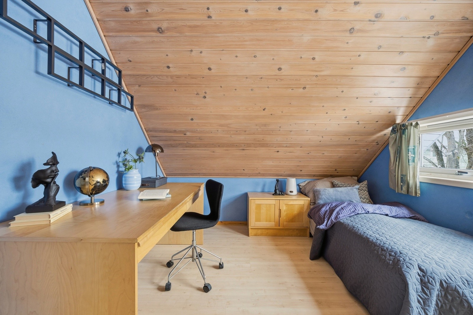 Her har du også praktisk plassbygd garderobeløsning, Galleribilde