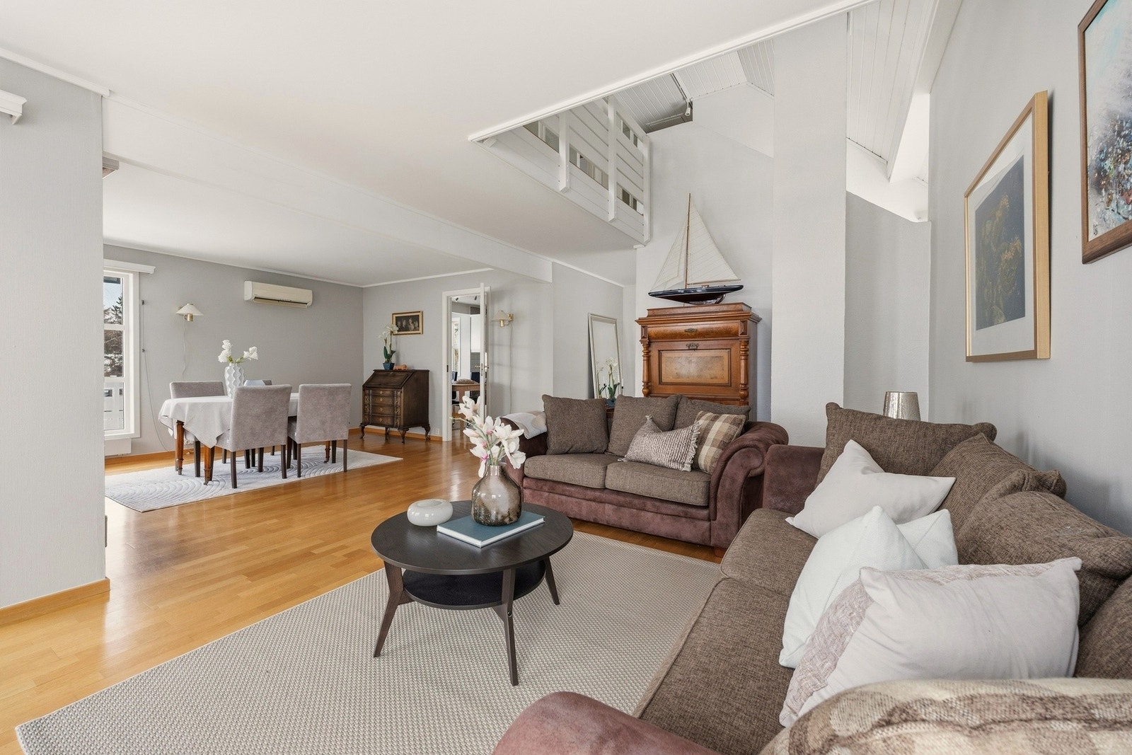 Dette er en stor og innholdsrik enebolig som strekker seg over 3 plan fint beliggende i et rolig boområde på Høvik Galleribilde