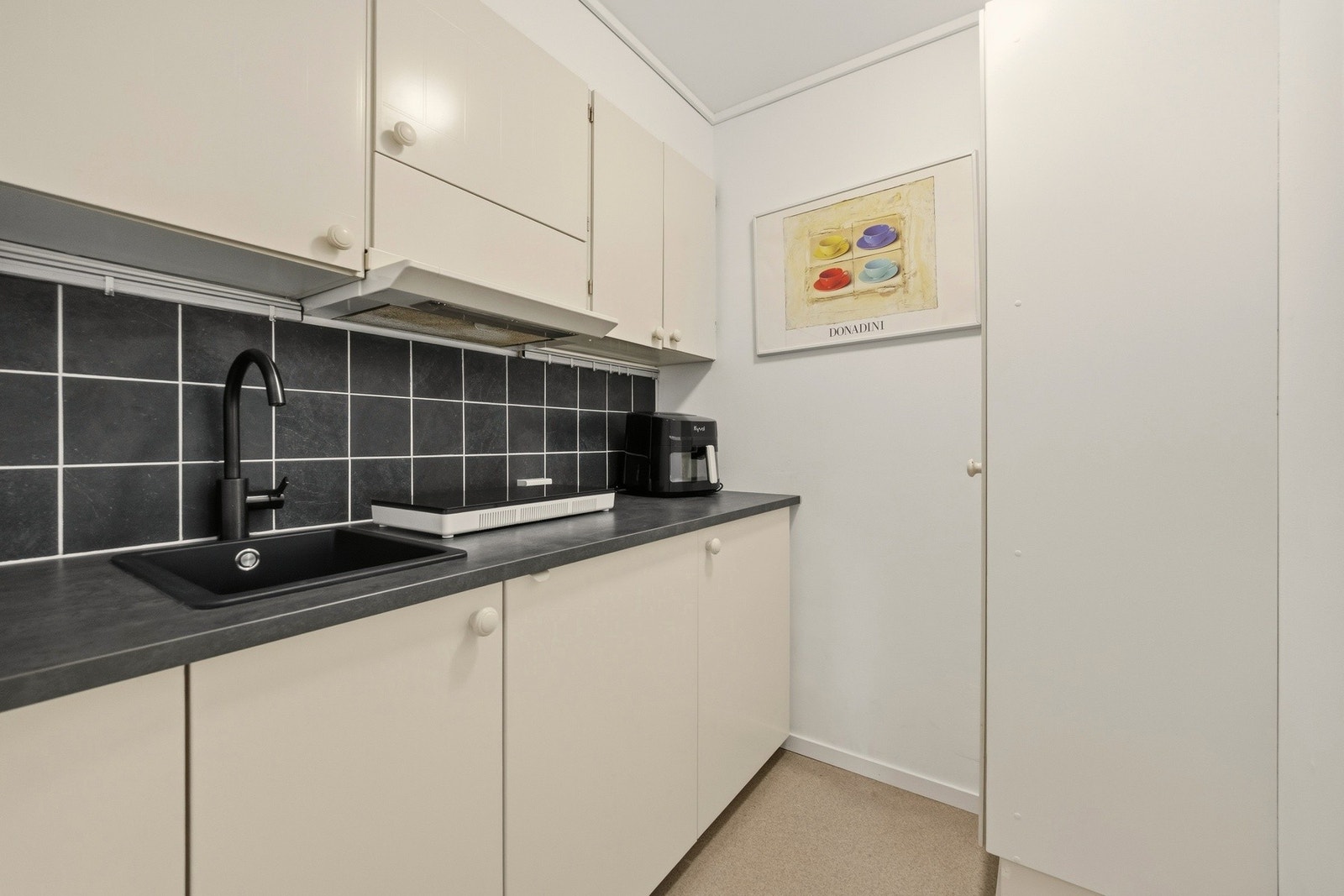 I Underetasjen er det et helt nytt Ikea-kjøkken fra 2025 i utleiedelen med nytt Ikea kjøleskap og injeksjonsplater Galleribilde