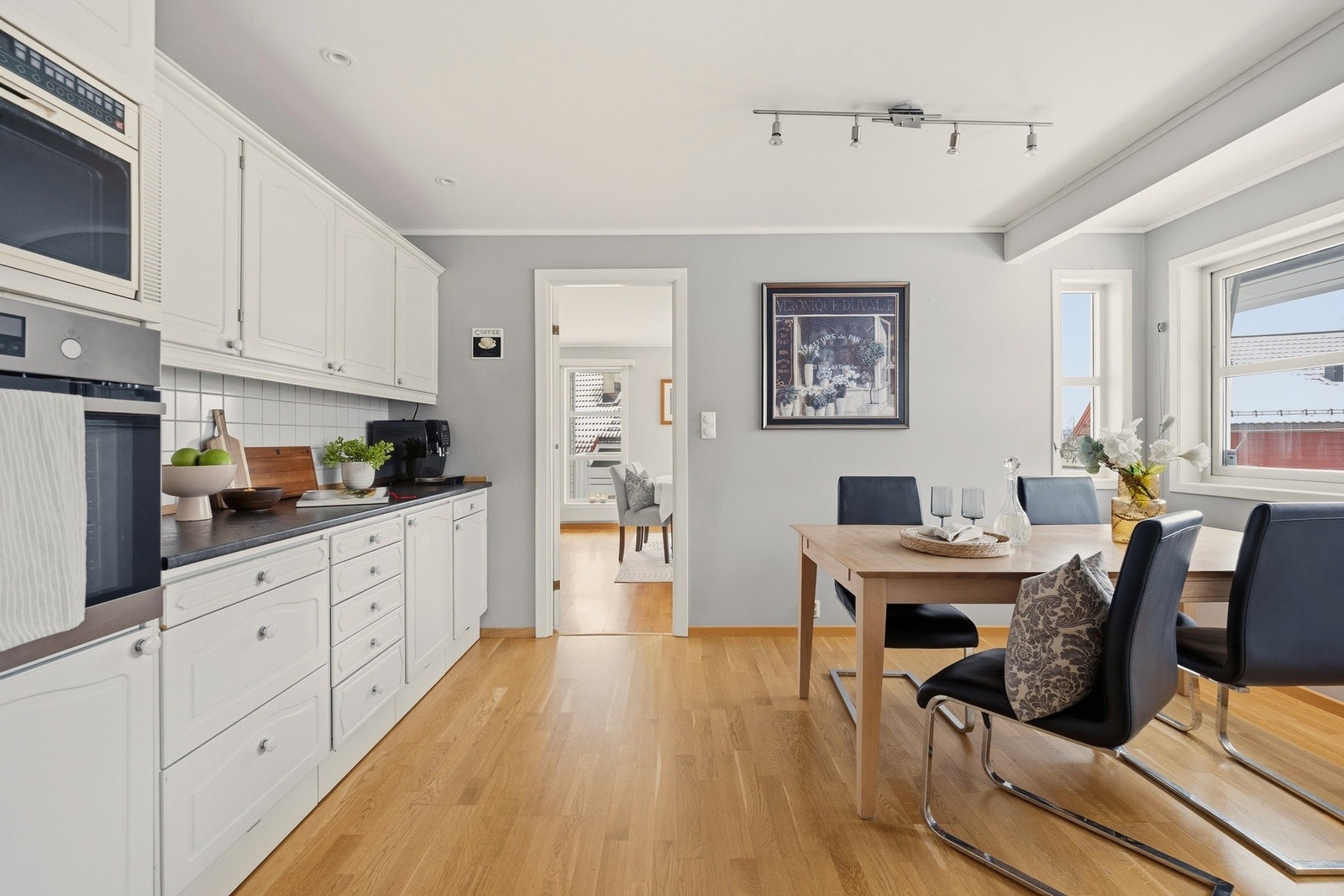 Kjøkkenet har godt med benke- og skapplass til matlaging og oppbevaring av kjøkkenutstyr Galleribilde