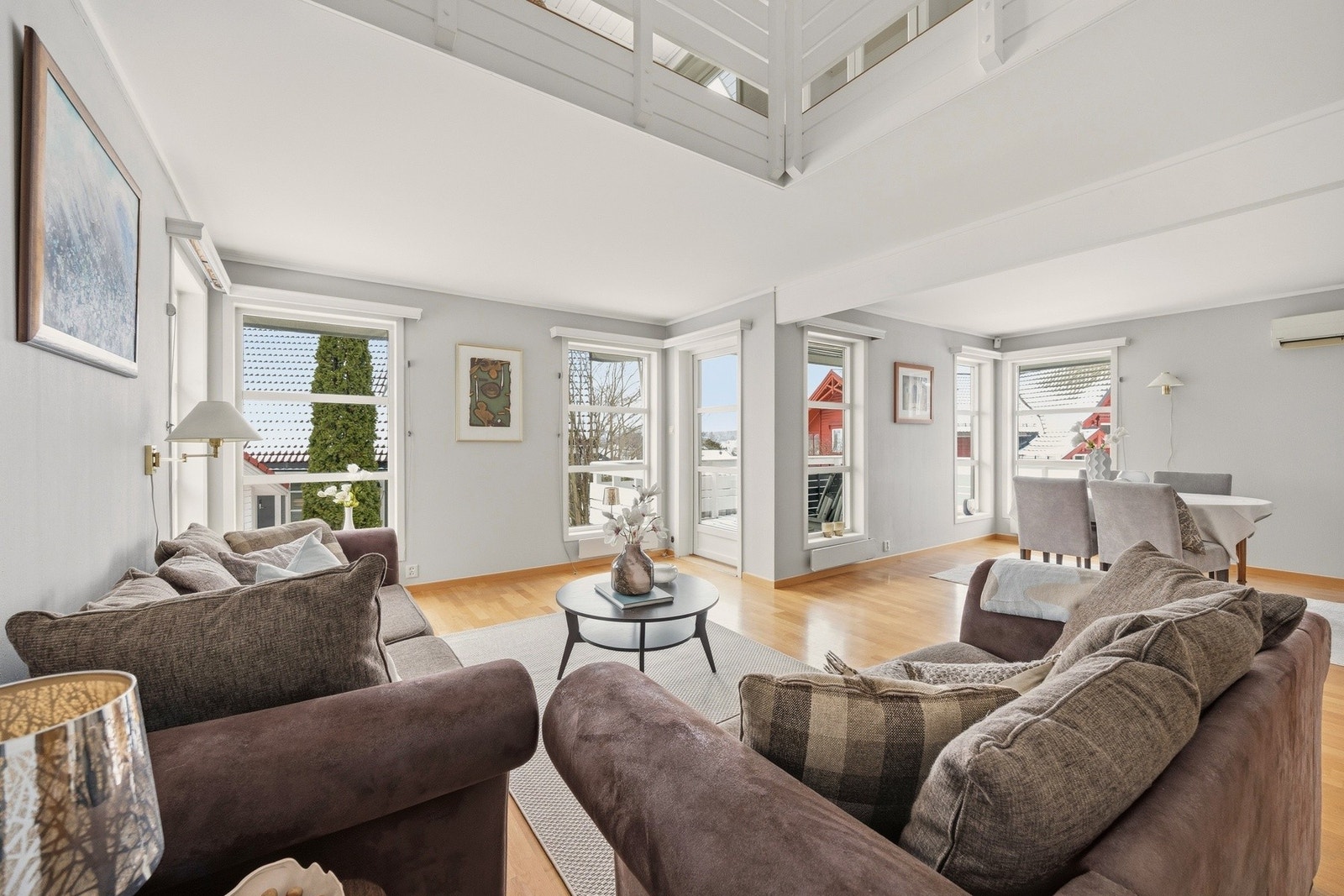 Det er naturlig plass til en spisegruppe, sofa og TV med tilhørende møblement. Galleribilde