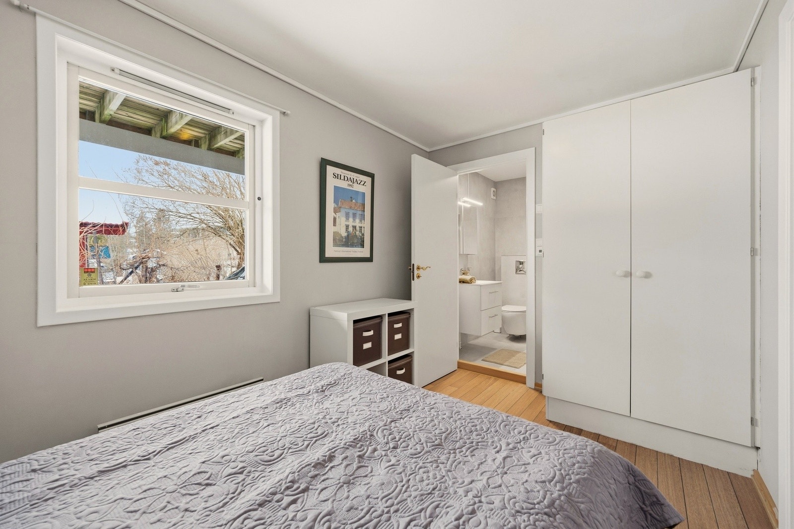 Soverommet har direkte adkomst til badet. Galleribilde